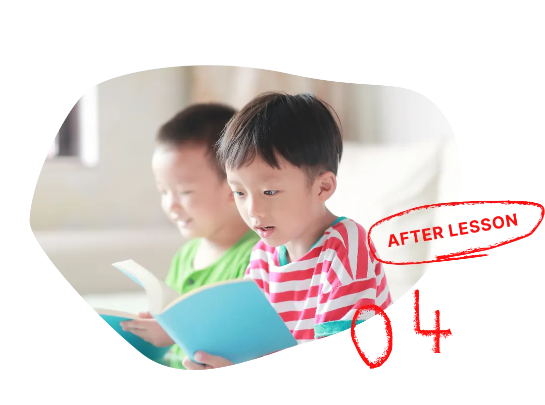 「04」の文字。子供たちが教本を読んで学習している写真。